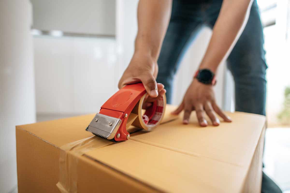 Nakliye elemanı kutuları paketliyor